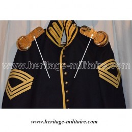 Sew the pair of attaching metal epaulets on the uniform.